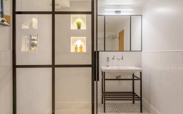 Sleek & Stylish 2BD Flat - Warren Street