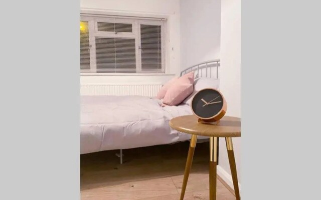 Stylish 3 Bed House + Free Parking + Great Location