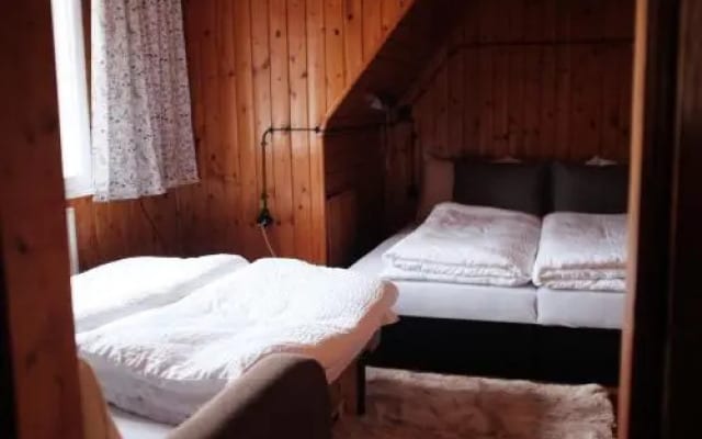 Chaloupka na stráni