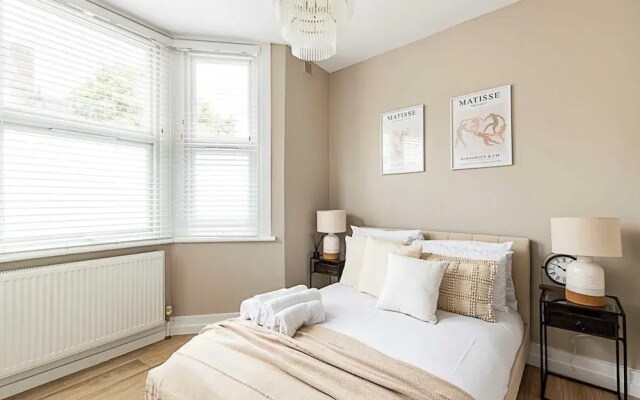 Luxurious 3 Bed Flat With Patio and Garden