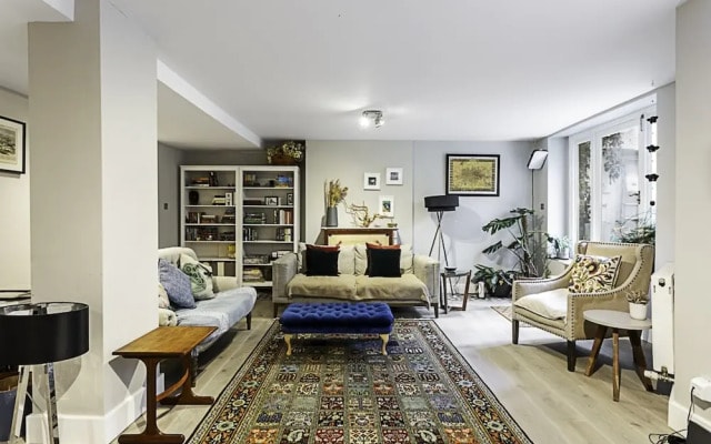 Elegance in Westminster: Victoria Vibes Apartment
