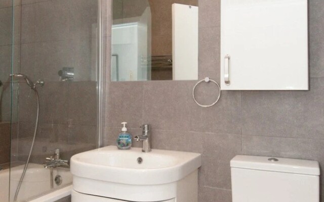 1 Bedroom Flat In Vibrant Earls Court