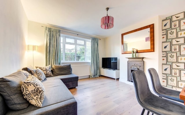 Modern Flat Near Pitshanger Park