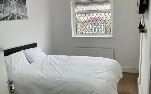 Charming 5-bed House in Mitcham