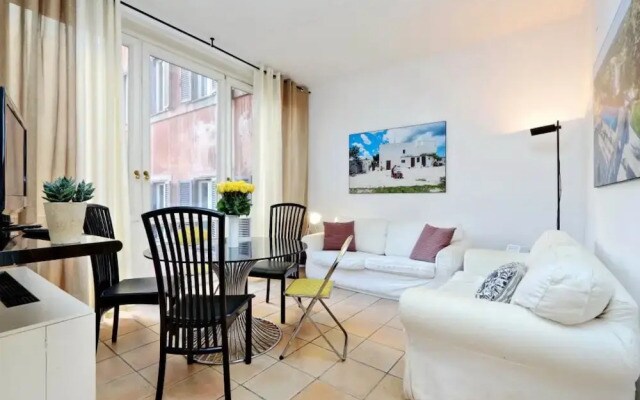 Unique Grand Trevi Fountain Apartment