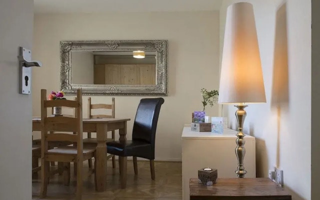 Cargo Cafe Apartments - Guest House