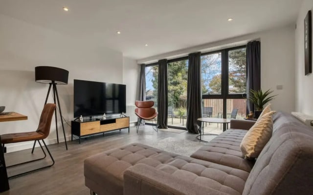 3-bed 2-bath Wembley Apartment With Free Parking