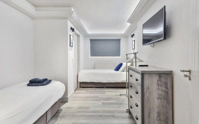 Large, Modern Apartment with En-suites, Wifi, Parking