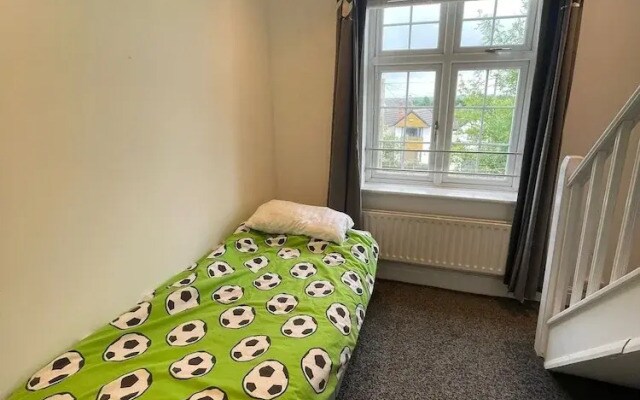Charming 4-bed House in Sheffield