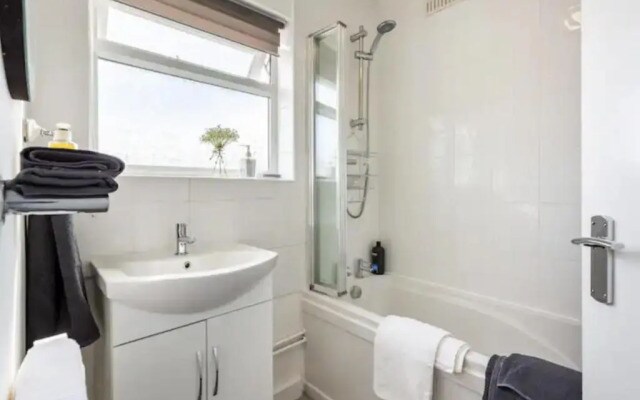 Luxury 3-Bed Apartment Near To London With Parking