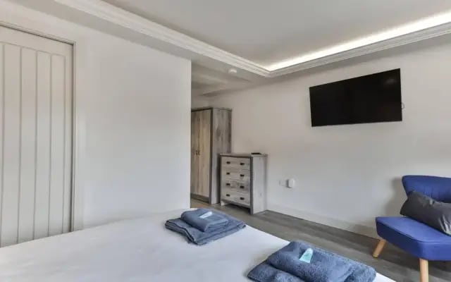 Large, Modern Apartment with En-suites, Wifi, Parking
