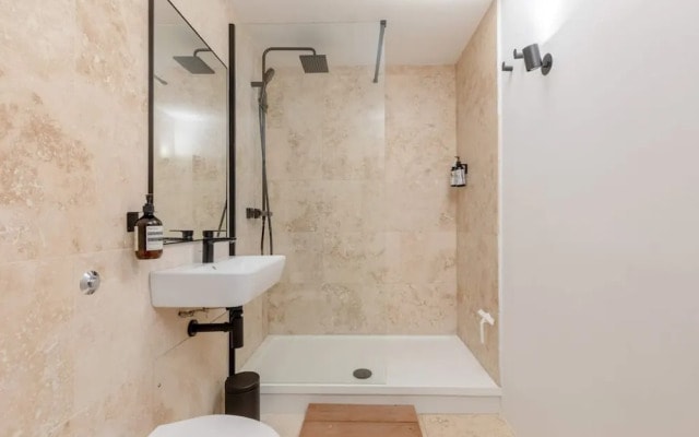Chic 1BD Maisonette W/hot Tub, King's Cross!
