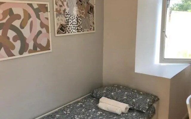 Single bedrooms with wifi and underbed 10