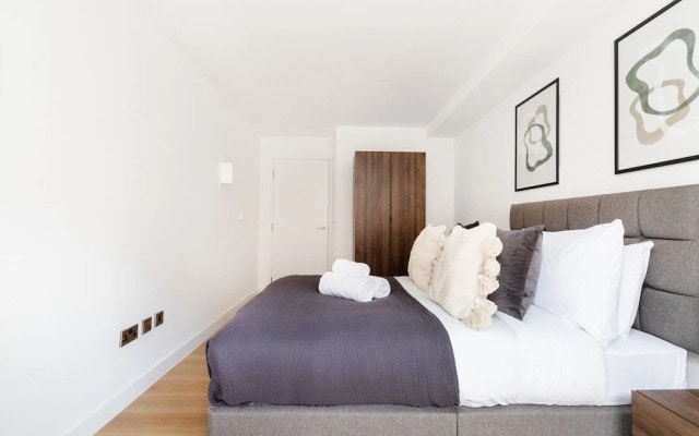 Modern 1BR with Balcony by Soho