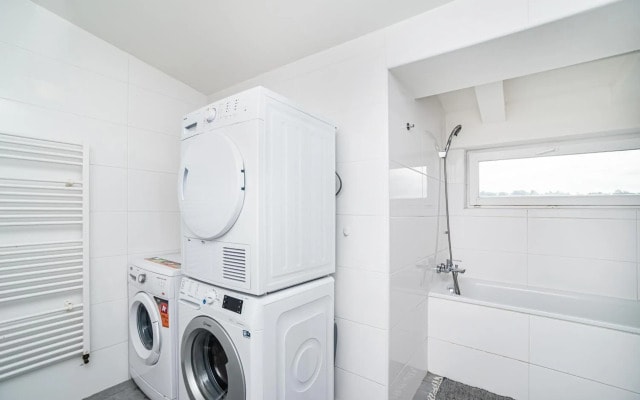 Central, Spacious, Modern 5 Bedrm duplex w/Balcony