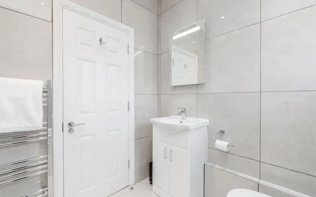 Modern & Spacious 3BR Terraced House