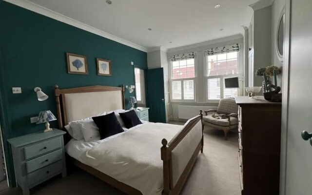 London Charm on Connaught Avenue