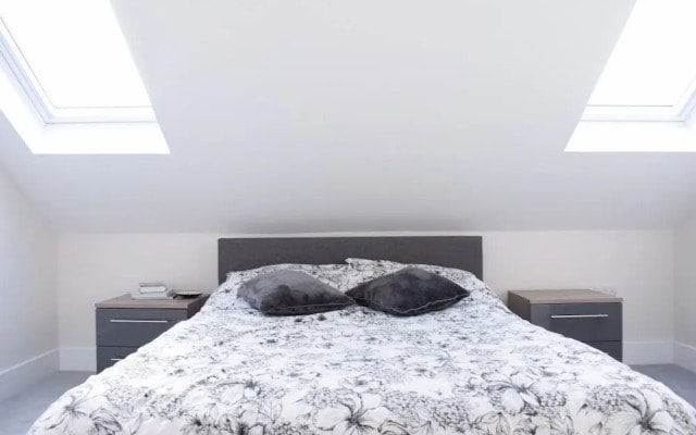 3 Bedroom Garden House in Earlsfield