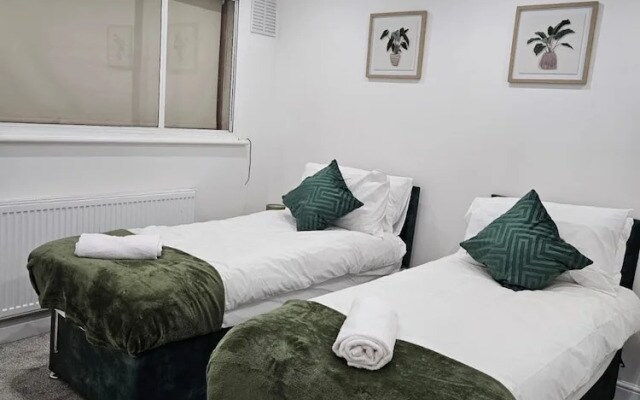 House Sleeps 6 With Free Parking