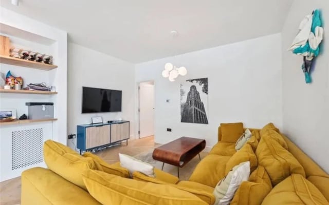 Stylish and Spacious 3 Bedroom Garden Flat in Fulham
