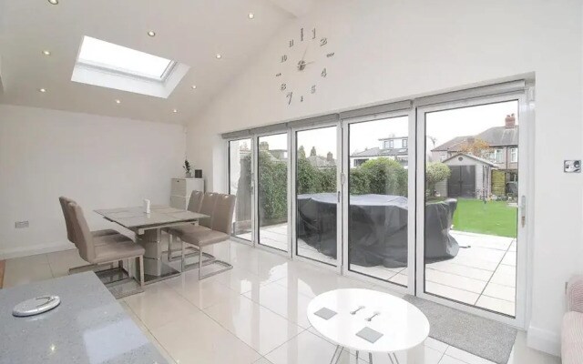 Impeccable 4-bed House in Liverpool