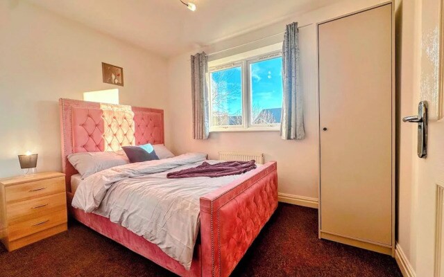 Contractor-friendly 2BR Gem Wi-fi & Free Parking