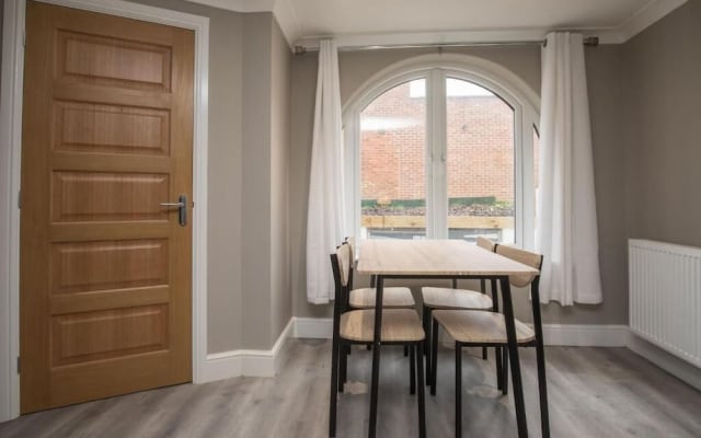 Charming 2-bedroom Apartment in Central Kingston Upon Thames