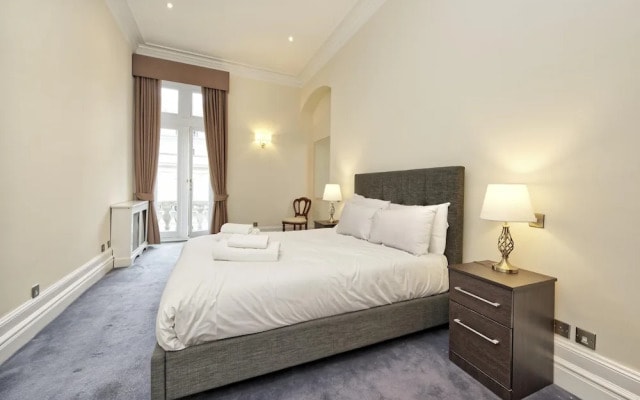 Historic Whitehall Flat in SW1 by Underthedoormat, London