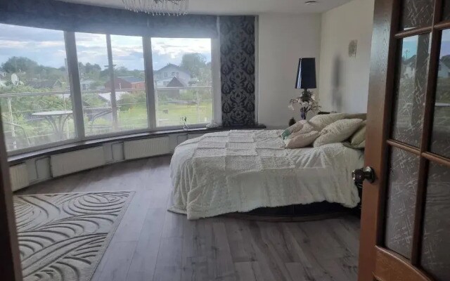 Serene 4-bedroom House Rental in Historic Rīga
