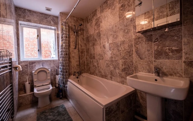 Sleeps8-kingbeds-sofabed-garden-aircon-freeparking
