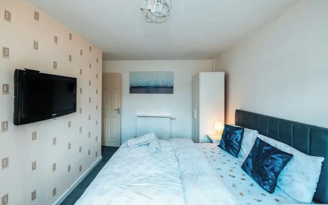 3-bed City Retreat - Sleeps 8, Garden & Parking