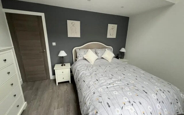 Whole House -sleeps4-parking-garden-bikinghiking