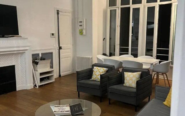 Magnifique flat avec balcon Champs-Elysées. AC