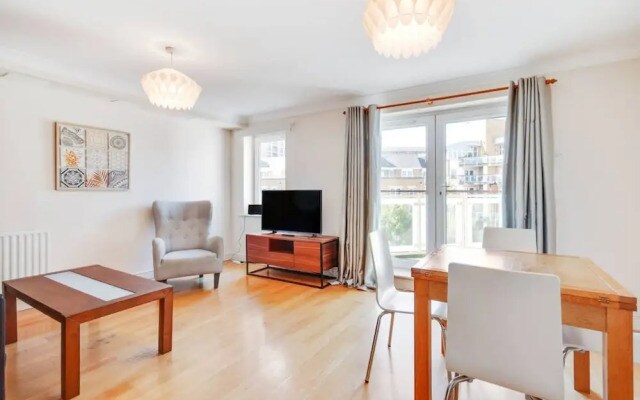 Modern 2bed, 2bath apt 1 Minute to Jubilee Line