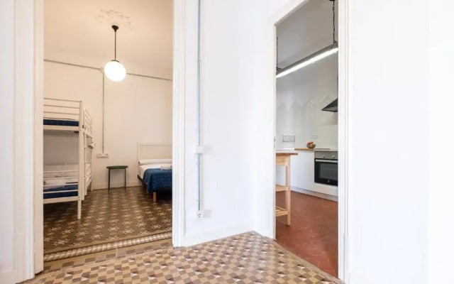 Sunny and Modernist apartment for groups in center