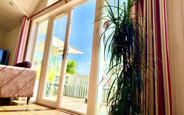 Holiday Lettings Beech Lodge - Stunning 6-bed King