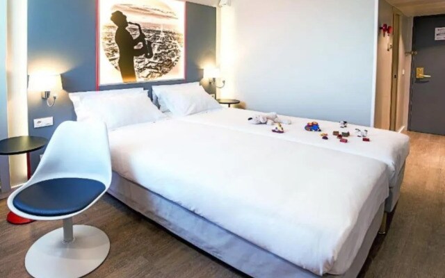 Kyriad Paris Nord Porte de Saint Ouen Hotel