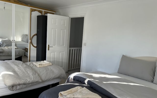 Romford Contractor / Family House