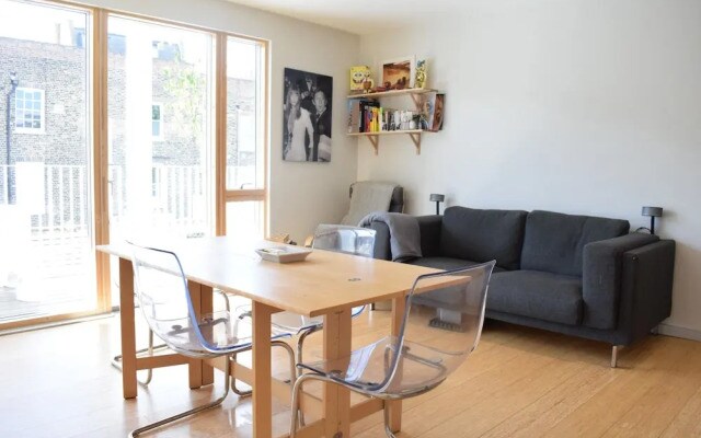 Modern 2 Bedroom Flat With Balcony