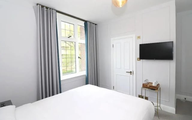 Three Falcons Hotel