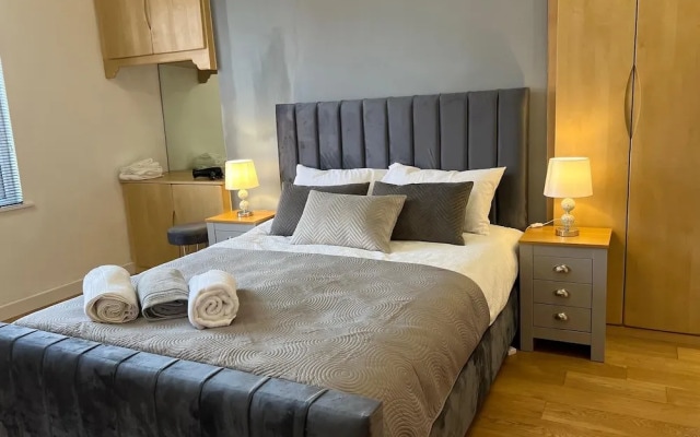 1 Bed Flat - Sleeps 4 - Parking - Wifi