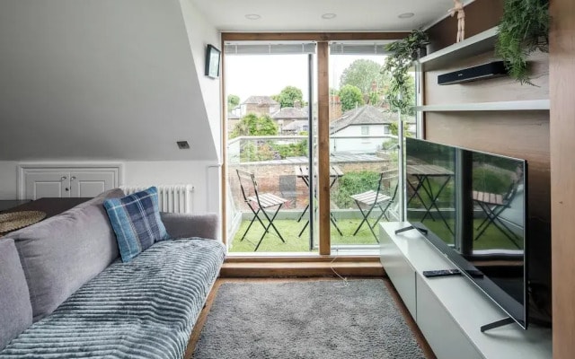 Sleek and Stylish 1BD Apt w/ Balcony, Hammersmith