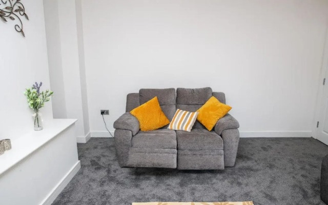 Fantastic Large House with Private Parking