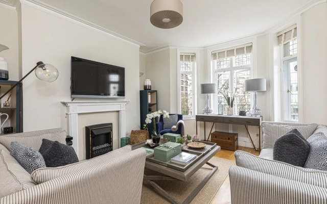 Stylish 3 Bedroom Flat with balcony is West Kensington