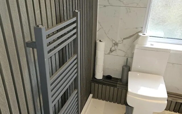 Manchester 2-bed House, Sleeps 4, 20 Min to Centre