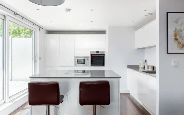 Impressive 2 Bed Penthouse in Wandsworth