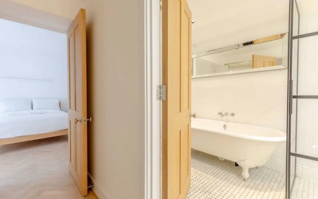 Sleek & Stylish 2BD Flat - Warren Street