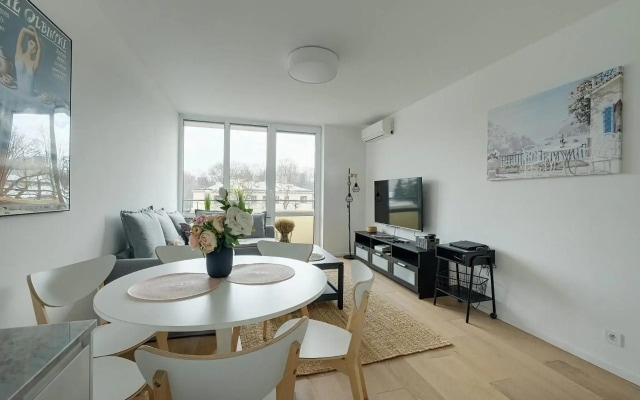 Luxurious 3br Apt Center