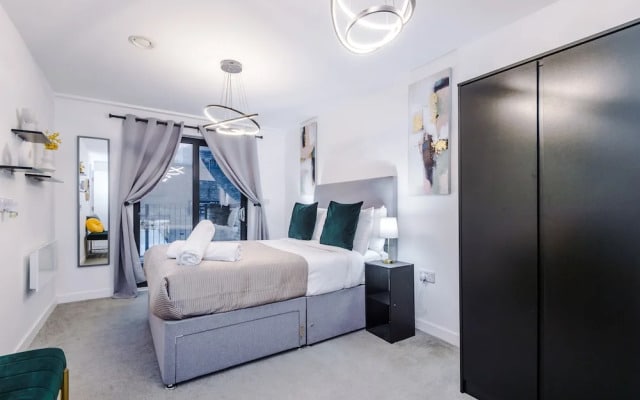 Impeccable 2-bed Apartment in Salford
