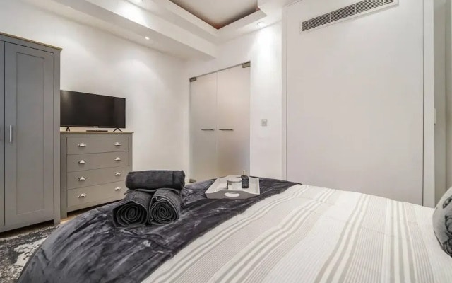 Exquisite 2400sqft 3 Bed Brick Lane Pad